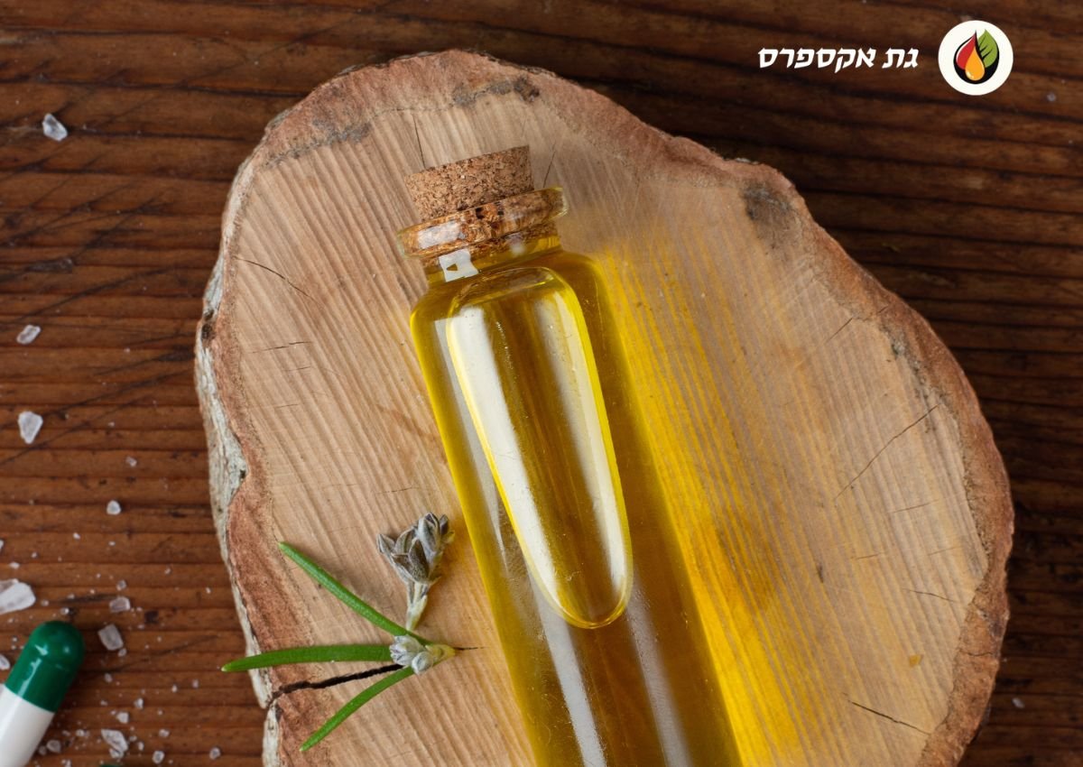 בקבוקון זכוכית שבתוכו מיצוי גת, הבקבוקון מונח על בוצ'ר חיתוך של בשרים מעץ. בצד שמאל למעלה לוגו אתר גת אקספרס