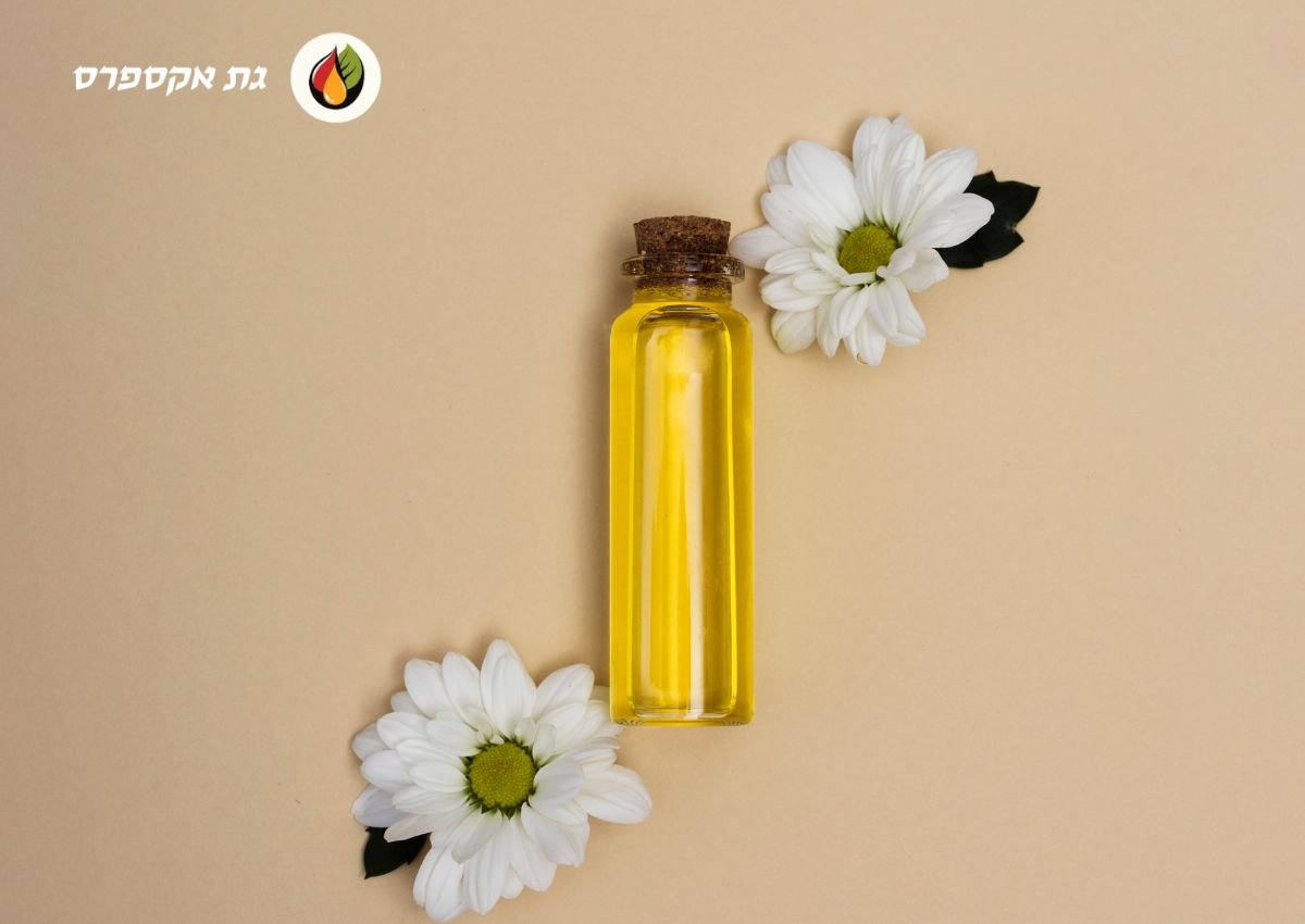 בקבוקון קטן של מיצוי גת, בצד שמאל למעלה לוגו אתר "גת אקספרס. רקע התמונה חום בהיר למדי. ניתן לראות גם פרח לבן בצד הימני העליון של הבקבוק ופרח נוסף בצבע לבן בצד השמאלי התחתון של הבקבוק מיצוי גת