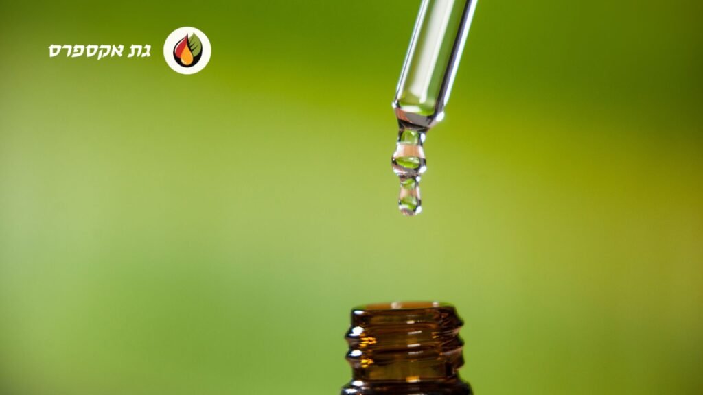 ניתן לראות טיפת שמן גת מטופטפת לתוך פתח בקבוקון זכוכית קטן בצבע חום כהה. רקע התמונה שילוב של ירוק בהיר וכהה, ובצד שמאל למעלה רואים את הלוגו של אתר "גת אקספרס"