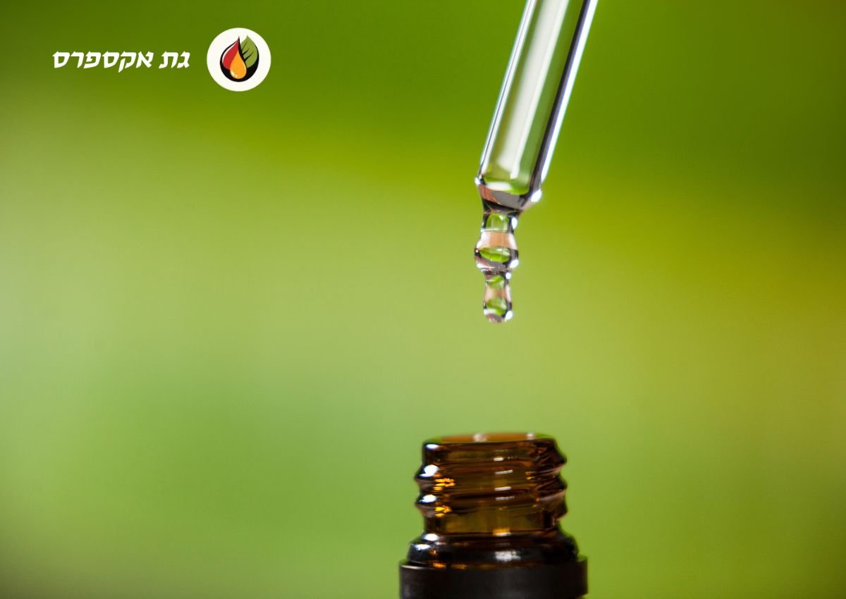 ניתן לראות טיפת שמן גת מטופטפת לתוך פתח בקבוקון זכוכית קטן בצבע חום כהה. רקע התמונה שילוב של ירוק בהיר וכהה, ובצד שמאל למעלה רואים את הלוגו של אתר "גת אקספרס"