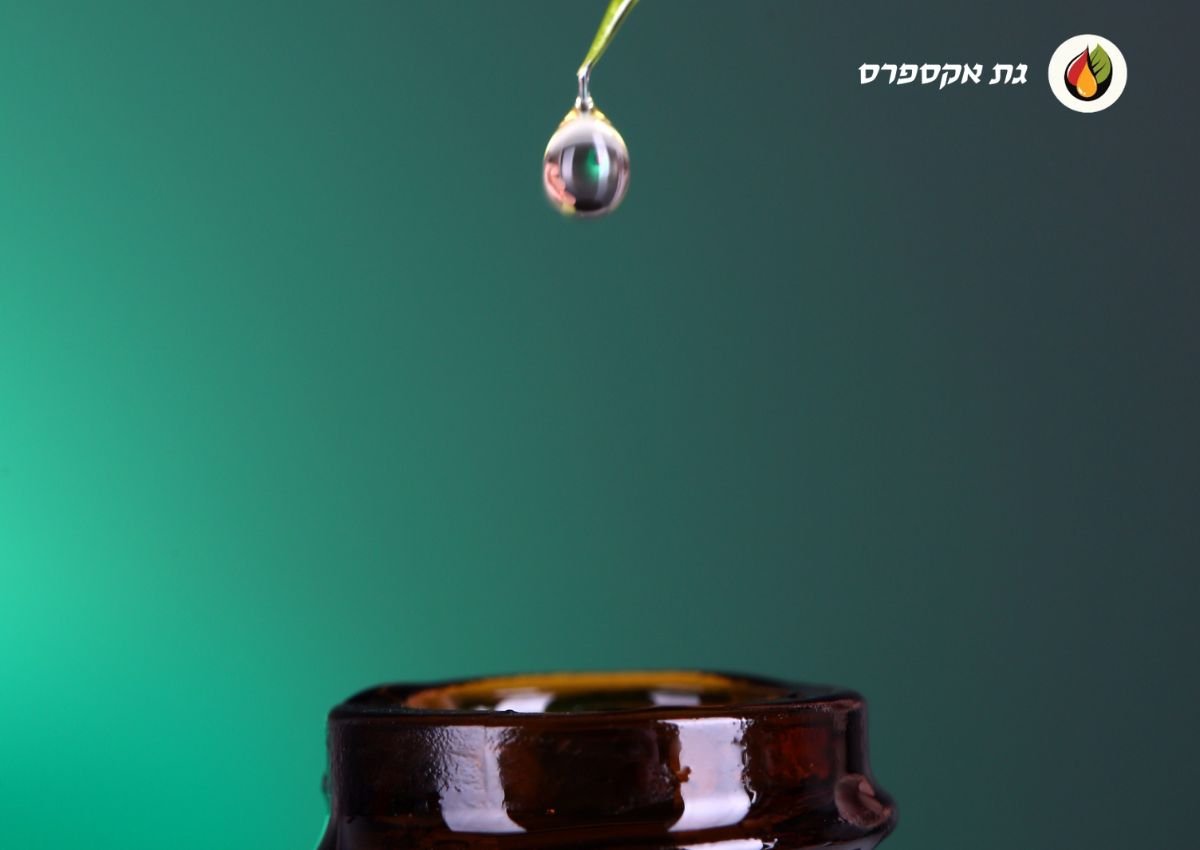 רואים בחלק העליון של התמונה טיפות גת מטופטפות לתוך פתח של בקבוק, הרקע של התמונה ירוק ובצד ימין למעלה לוגו אתר "גת אקספרס"